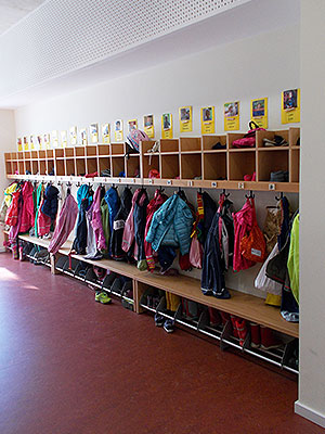 Die Garderobe einer unserer fnf Gruppen.
