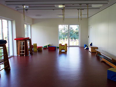 Unsere groe Turnhalle mit Therapiebalken fr Schaukeln und Seile.