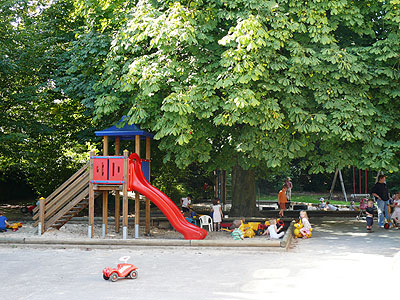 Der Rutschturm in der groen Sandkiste unter der alten Kastanie, die an heien Sommertagen angenehmen Schatten spendet.