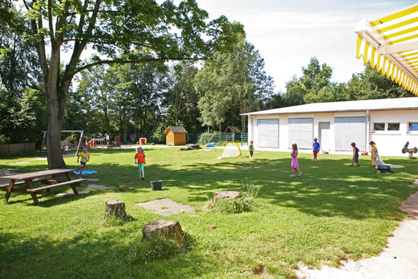...eine Schaukel- und Kletterkonstruktion, drei Garten- und Spielhuser, prima groe Pftzen, einen Nutzgartenbereich, viele Bretter, Reifen und Rhren zum Bauen, Fahrzeuge, Rasenflchen mit Fuballtoren...