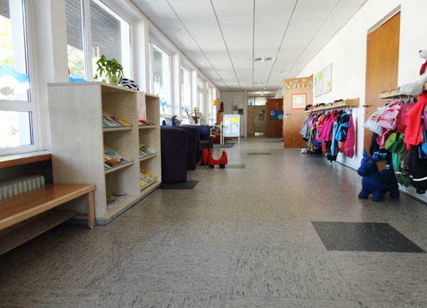 Im Haus gibt es lange Flure, die von den Kindern zum Spielen, Fahrzeugfahren oder Laufen genutzt werden. Fr die Eltern gibt es im Eingangsflur ein Elterncaf mit Info-Bereich.