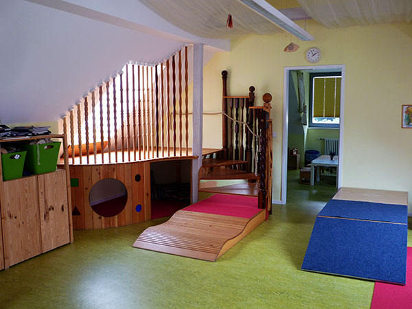 Verschiedene Ecken und Ebenen laden in der Marienkfergruppe zum Spielen ein.