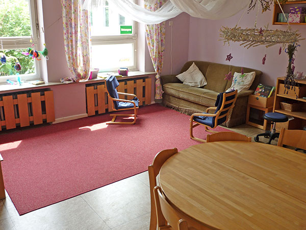 Sofa- und Lese-Ecke in der Kasimirgruppe.