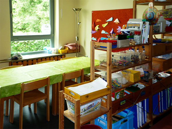 Viele Utensilien laden in der Delfingruppe zum Basteln und Malen ein.