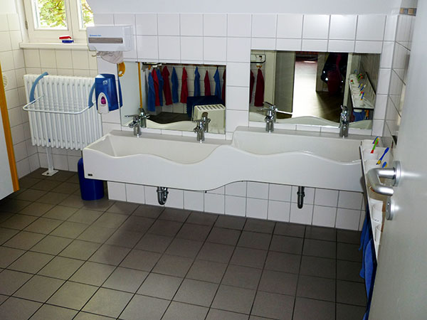 Der Waschraum im Obergeschoss bietet fr kleine und groe Kinder die richtige Hhe.